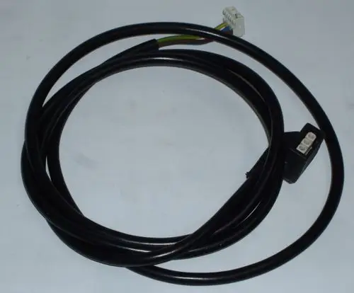 Schwarzes Kabel von Daikin mit mehreren Anschlüssen, das für die Pumpensteuerung einer Heizungsanlage konzipiert ist.